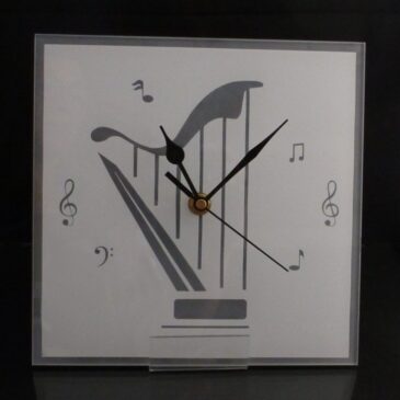 horloge blanche harpe et notes de musique gravées par sablage à Saint-Brieuc