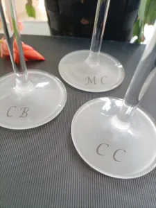 Gravure sur verre professionnel - initiales collaborateurs - Algan de Lux