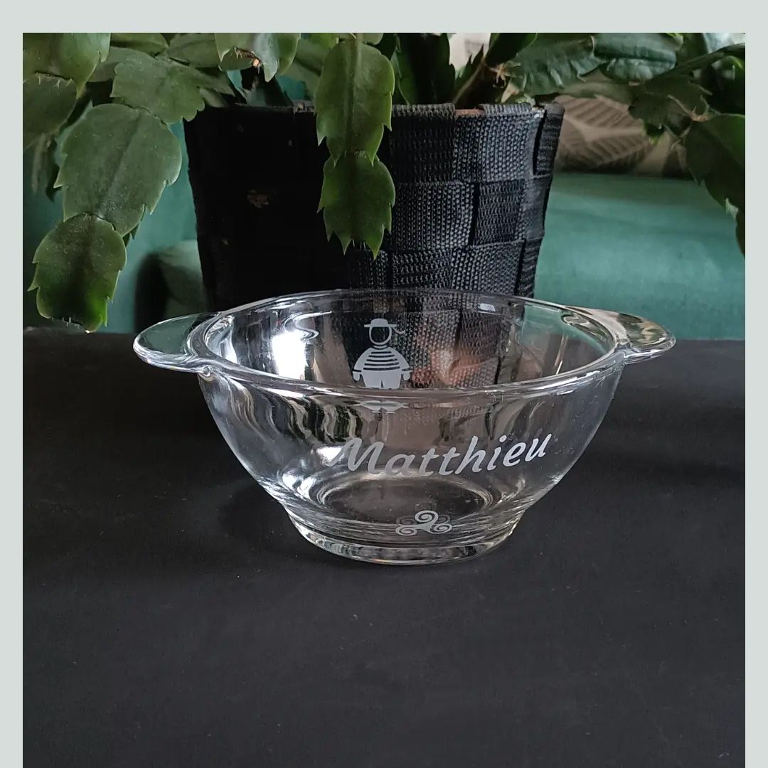 Bol breton en verre personnalisé gravé avec un prénom à Saint-Brieuc Bol breton en verre personnalisé gravé avec un prénom à Saint-Brieuc
