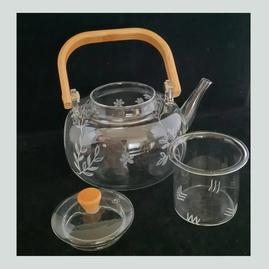 Théière en verre gravé - Anse bambou - Gravure artisanale à Saint-Brieuc