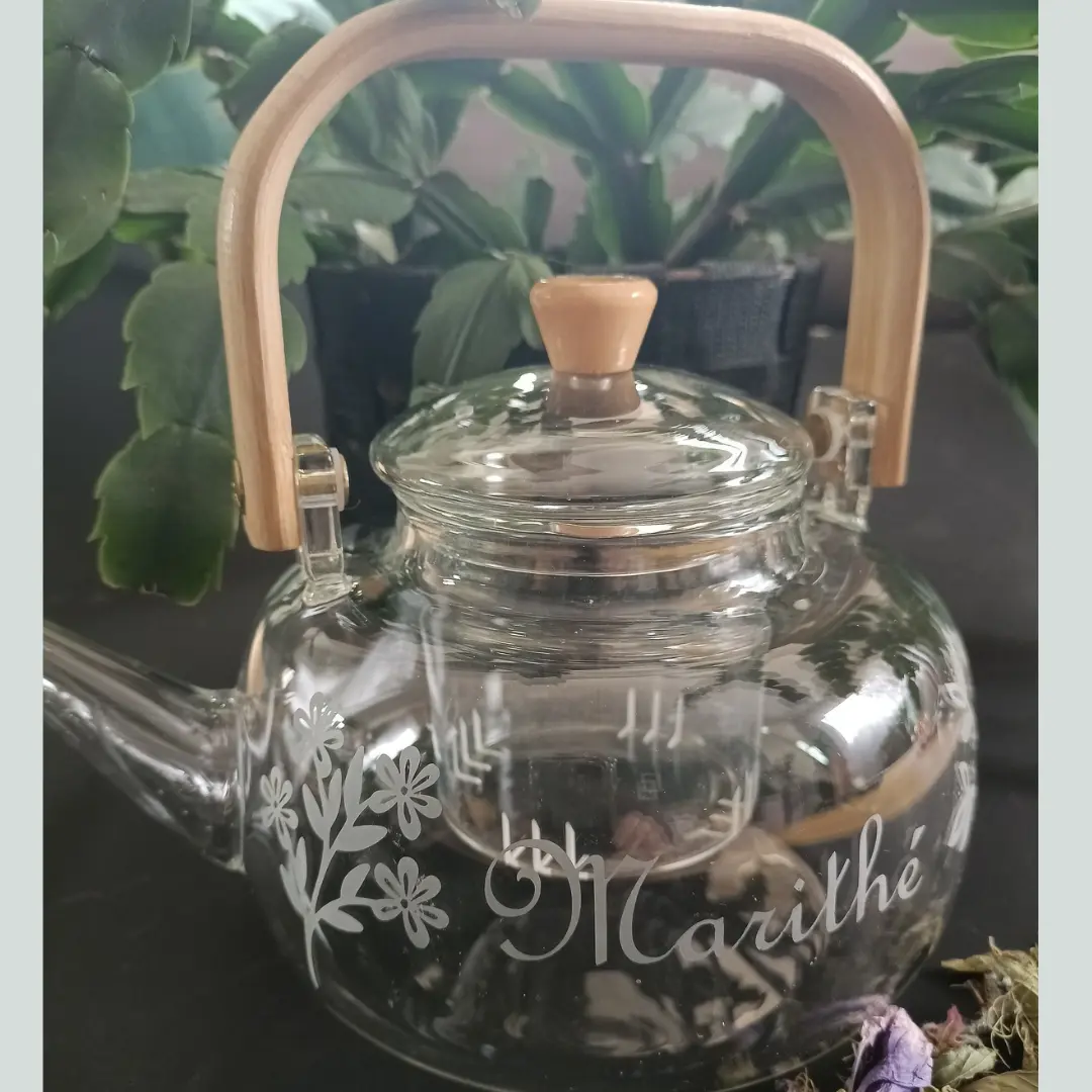 Théière en verre personnalisée avec prénom gravé avec motif floral