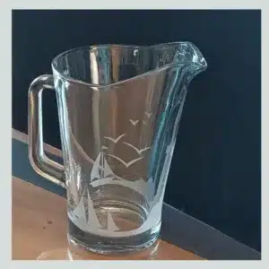 carafe à eau en verre - décor marin gravé artisanalement à Saint-Brieuc
